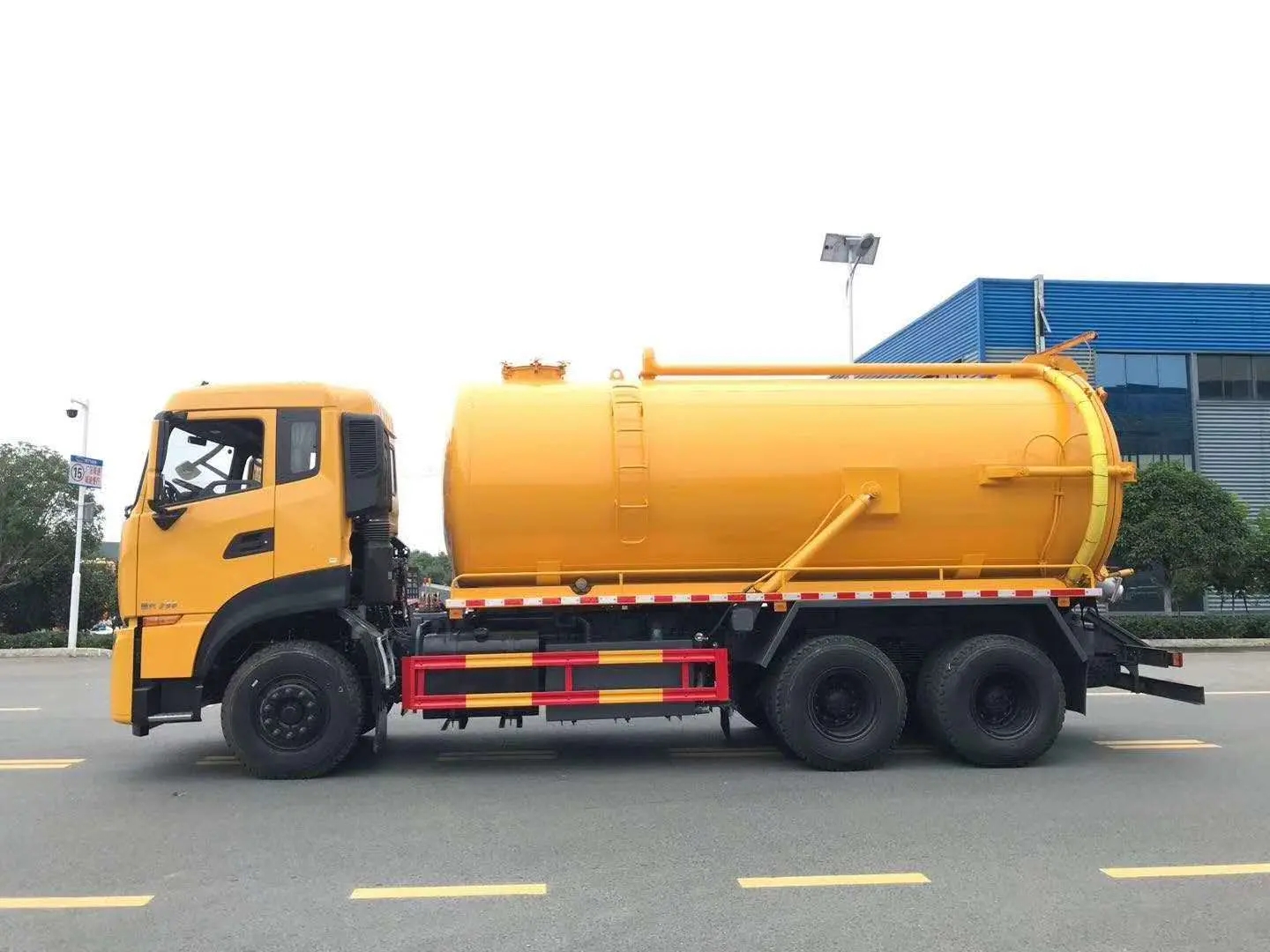國(guó)六東風(fēng)天龍后雙橋19方吸污車(chē)