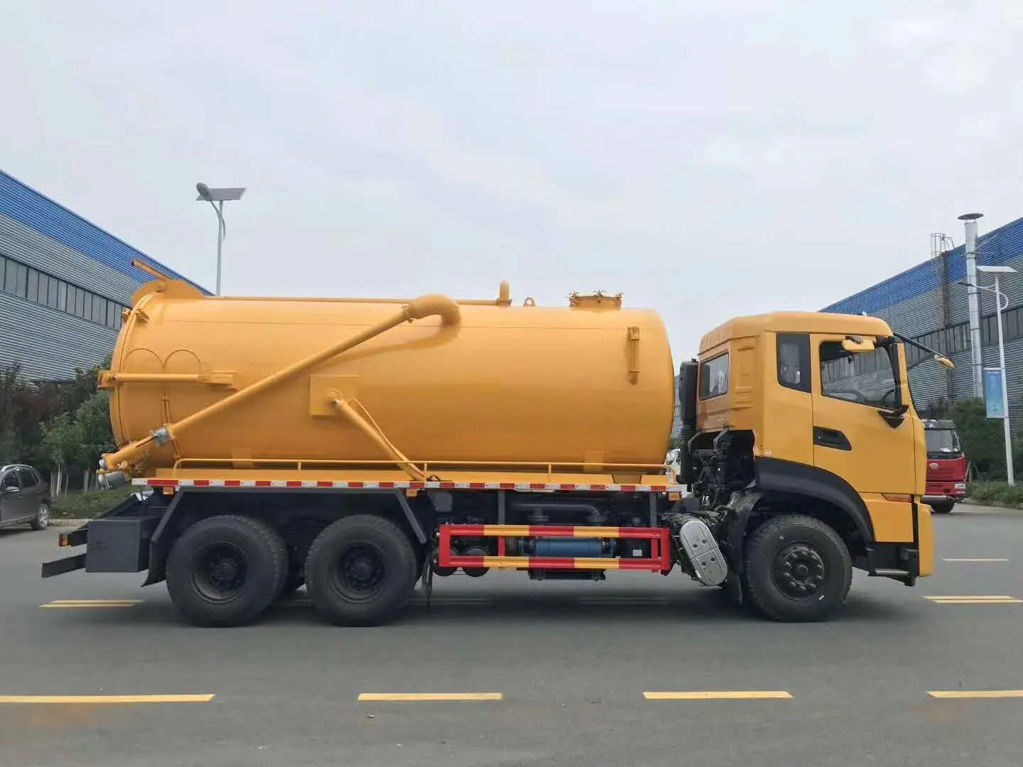 國(guó)六東風(fēng)天龍后雙橋19方吸污車(chē)