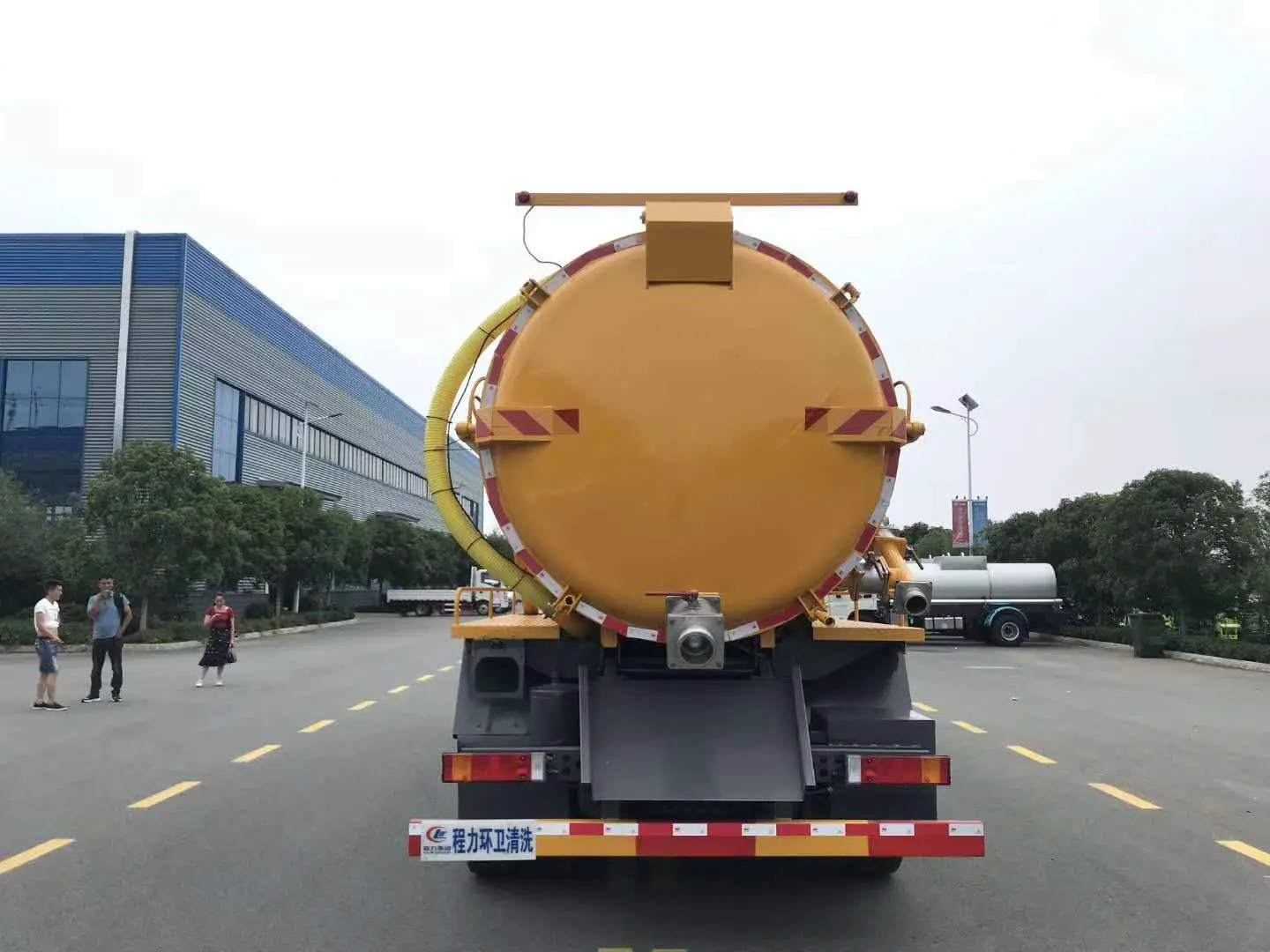 國(guó)六東風(fēng)天龍后雙橋19方吸污車(chē)
