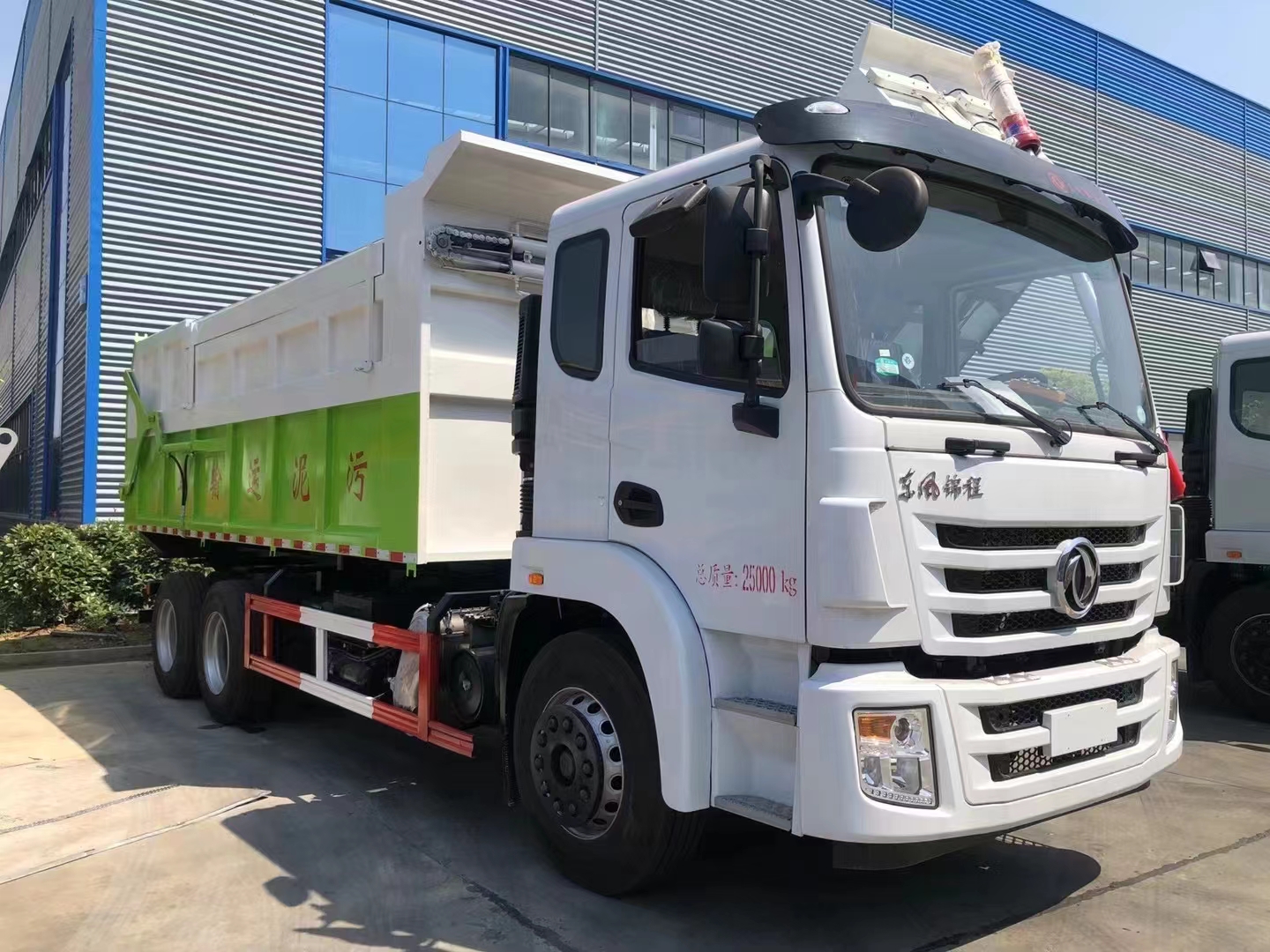 東風錦程后雙橋對接垃圾車正面圖