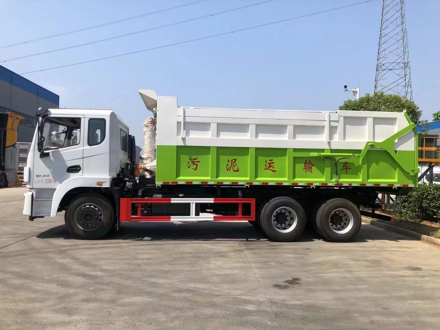 東風錦程后雙橋對接垃圾車正面圖