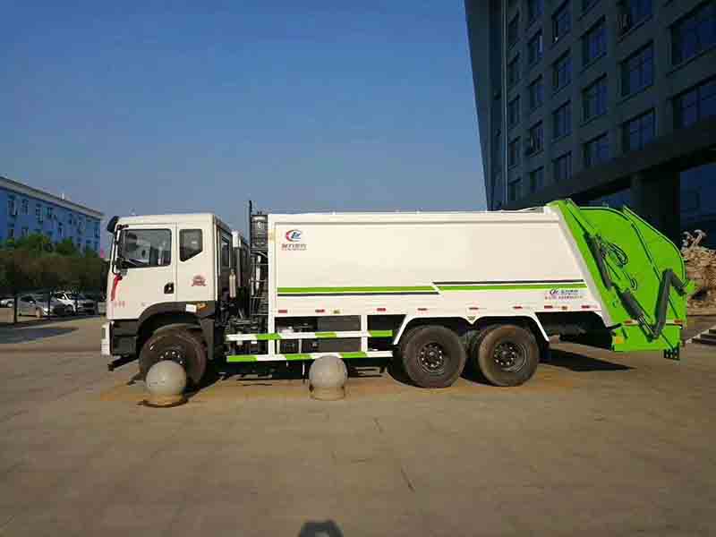 東風(fēng)后雙橋18方壓縮垃圾車(chē)哈爾濱環(huán)衛(wèi)交車(chē)儀式