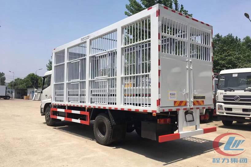 東風(fēng)天錦6米8運(yùn)豬車、畜禽運(yùn)輸車側(cè)面圖