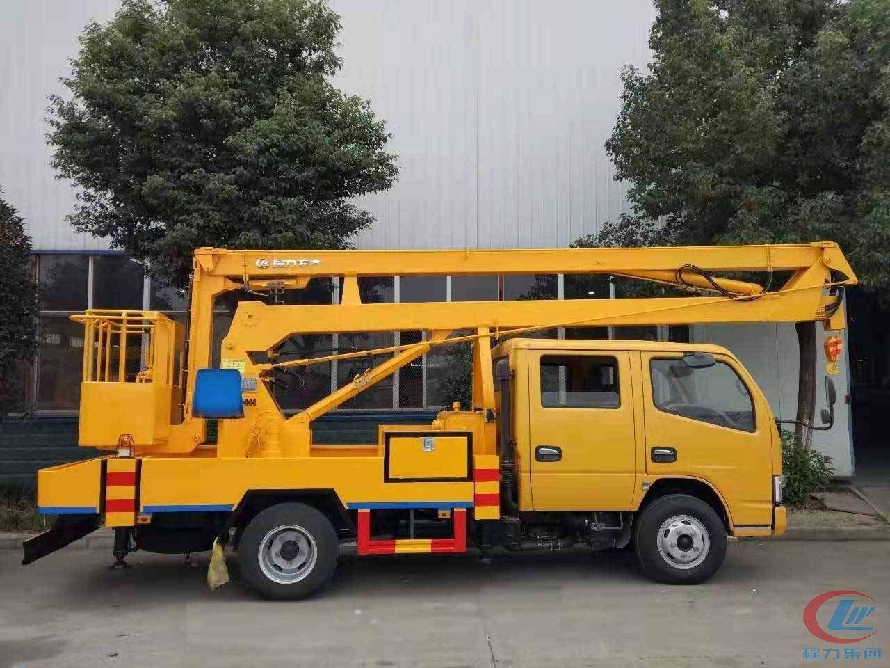 程力集團東風14米高空作業(yè)車側面圖
